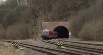 Kuck mal, da bin ich.....628 904 hat als Regionalbahn T�rkism�hle - Mainz gerade den J�hrodter Tunnel verlassen und wird nach 200 Metern im Bahnhof Heimbach/Nahe halten.
Vier Gleise gibt es noch in Heimbach. Zwei der Hauptstrecke Bingen - Saarbr�cken und zwei f�r die Abstellung und Umfahrung von Milit�rz�gen nach Baumholder. Die Strecke nach Baumholder zweigt hier vor dem Tunnel nach Links ab.
Von der Gr��e der Anlage d�rften es aber fr�her bis zu sieben Gleisen gewesen sein.
18.04.2013 - KBS 680 Heimbach/Nahe - Bahnstrecke 3511 Bingen - Saarbr�cken