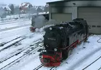 Nach vollbrachtem Tageswerk ist f�r 99 7237 am Abend des 26.01.2013 endlich Feierabend im Bw Wernigerode. Gut ist auf diesem Bild, der direkt vor dem Schornstein befindliche Mischvorw�rmer zu erkennen. Dieser ist sowohl ein sehr komplexes als auch relativ kompliziertes Bauteil und erf�llt gleich mehrere Aufgaben, welche allesamt der Erh�hung des Wirkungsgrades der Maschine dienen. So wird in ihm das Speisewasser mittels Abdampf und Rauchgas vorgew�rmt, durch Kondensation einer Teilmenge des Abdampfs von Dampfmaschine und der Turbine des Lichtgenerators, dieser als Speisewasser zur�ckgewonnen, was die Reichweite der Lok um etwa 15% erh�ht und au�erdem das Speisewasser entgast und H�rtebildner durch Abschlammung ausgeschieden, wodurch das Verdampersystem saubergehalten und vor Korrosion gesch�tzt wird, was wiederum die W�rme�bertragung verbessert und die Lebensdauer der Kesselanlage verl�ngert.