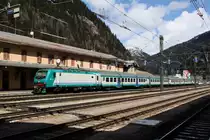 E464 338 am 13.04.2013 im Bahnhof Brenner.