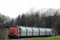 DH1100.2 schiebt G8533 am 16 April 2013 �ber die Leibenfelder H�he nach.