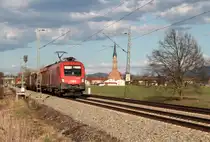 Die 1116 032 mit G�terwaggons bei �bersee am 13.04.2013