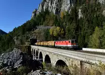 1144 288 mit einem G�terzug am 31.10.2012 auf dem Krausel-Klause-Viadukt nahe Breitenstein.