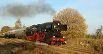 der Abendsonne entgegen f�hrt am 31.10.2010 die 52 8047-4 des BW Nossen kurz nach dem Hp Gro�voigtsberg Richtung Freiberg