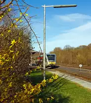 Auch der Fr�hling ist im Hellertal angekommen:

Ein Stadler GTW 2/6 der Hellertalbahn f�hrt am 18.04.2013, nach dem Halt am Bahnhof Herdorf, weiter in Richtung Betzdorf/Sieg.