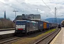 Die 189 091-2 (Siemens ES 64 F4 - 991) der ERS Railways (eine MRCE Dispolok) f�hrt am 13.04.2013 mit einem Containerzug durch den Hbf Koblenz in Richtung K�ln. 

Die Lok wurde 2005 von Siemens  unter der Fabriknummer 21077 f�r Railion Deutschland AG (als 189 091-2) gebaut, bereits 2006 wurde sie an die MRCE - Mitsui Rail Capital Europe B.V. verkauft und wurde bis 2008 an die Railion Deutschland AG vermietet.  Ab 2008 Eigentum der MRCE Dispolok GmbH, M�nchen als ES 64 F4-991 mit der NVR-Nummer: 91 80 6189 091-2 D-DISPO, zudem erhielt sie die Variante VJ (L�nderpaket Deutschland und Niederlande). 

Ab November 2008 ist sie nun von der ERS Railways B.V. angemietet.

Die BR 189 (Siemens ES64F4) ist eine Variante der EuroSprinter-Lokfamilie mit Vier-Stromsystem-Ausstattung. Sie ist in allen vier in Europa �blichen Bahnstromsystemen einsetzbar. 

Technische Daten: 
Achsformel: Bo’Bo’ 
L�nge �ber Puffer: 19.580 mm
Dienstgewicht: 87 t
Stundenleitung: 6.400 kW bei 15 kV / 25 kV ~
Anfahrzugkraft: 300 kN
H�chstgeschwindigkeit: 140 km/h
