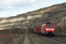 189 063 am 2.11.12 mit einem gemischten G�terzug bei der Durchfahrt durch Th�ngersheim.