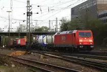 185 249-0 von Railion kommt aus Richtung K�ln,Aachen-Hbf mit einem langen Contanierzug aus Gallarate(I) nach Zeebrugge(B) und f�hrt in Aachen-West ein in der Abendstimmung am 18.4.2013.