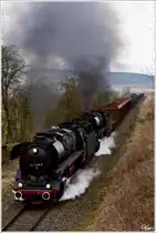 Am Scheitelpunkt nahe Oberrohn, ziehen die beiden Jumbos, 44 2546 & 44 1486 einen schweren G�terzug von Immelborn nach Eisenach.  
11.04.2013