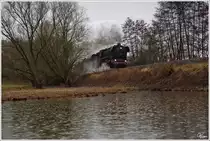Im str�menden Regen, zieht 44 1486 mit dem DGz 300 (Bad Salzungen - Meiningen) an den Teichen nahe Immelborn vorbei.
12.04.2013