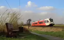 Ein Arriva Spurt Triebwagen fuhr am 18.04.2013 von Leer nach Groningen, hier s�dlich von Leer.