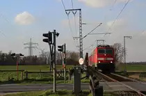 111 138-4 fuhr am 18.04.2013 mit einem RE von Emden nach M�nster, hier s�dlich von Leer.