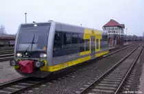 Burgenlandbahn DB 672 910-6 bei Rangierfahrt, fotografiert im Bahnhof Bernburg am 04.04.2013