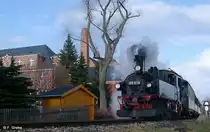 99 516 mit Personenzug auf Osterfahrt, Museumsbahn Sch�nheide, fotografiert bei Ausfahrt St�tzengr�n mit B�rstenfabrik im Hintergrund am 17.04.2006