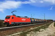 Railion 152 075-8 vor G�terzug Richtung Regensburg mit Kesselwagen f�r Fl�ssigkaolin der MD Papierfabrik Plattling / Amberger Kaolinwerke hinter der Lok, KBS 880 Passau - N�rnberg, fotografiert zwischen Radldorf und S�nching am 15.04.2013