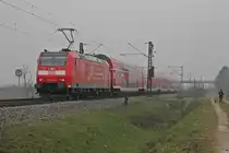 146 114-4 schob am 30.03.2013 einen RE nach Offenburg. Hier ist der RegionalExpress bei H�gelheim.