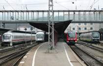 Trieb- und Steuerwagenparade am 7.4.13 unter der dominanten Fu�g�ngerbr�cke in Ulm Hbf. Ganz links ein IC nach M�nchen auf Gleis 3, daneben ein IC nach Stuttgart auf Gleis 1.

