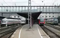 Trieb- und Steuerwagenparade am 7.4.13 unter der dominanten Fu�g�ngerbr�cke in Ulm Hbf. Ganz links ein IC nach M�nchen auf Gleis 3, daneben ein IC nach Stuttgart auf Gleis 1.

