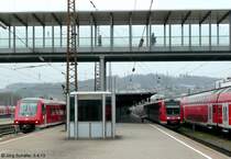 611 021 als IRE nach Schaffhausen und 612 075 als RE nach Memmingen warten am 5.4.13 in Ulm Hbf unter der dominanten Fu�g�ngerbr�cke auf ihre Abfahrtszeiten.