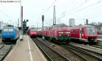 Blick nach S�den auf die Gleise 3 bis 6 in Ulm Hbf: 185 523, 146 211, 218 491 mit Schwestermaschine und 611 004.