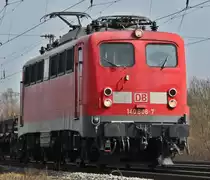 Lokportrait von 140 808-7 am 04.04.2013 mit einem KLV, auf dem Kiesbeh�ltern transportiert wurden, in Orschweier.