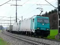 Crossrail - Lok`s 185 577-4 und  185 578-2 vor G�terzug unterwegs bei Lyssach Richtung Burgdorf am 18.04.2013