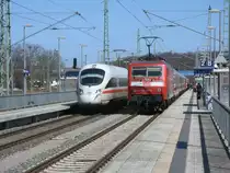 Ein paar Sekunden Verz�gerung bei der Abfahrt,f�r den IC 2357 Leipzig-Binz reichten schon f�r dieses Bild,als es zur Begegnung mit dem ICE 1715,gefahren vom 411 075,am 20.April 2013,in Bergen/R�gen kam. 