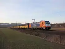 Am 24.03.2013 bespannte die HUSA 185 613-7 einen BMW-Zug in Richtung S�den. Da die Lok sich in unsere Gegend sonst so gut wie nie verirrt, war die Aufregung entsprechend gro�. Vor allem, dass noch Licht da ist, wenn sie denn endlich kommt. Hier aufgenommen zwischen Albungen und Eschwege.