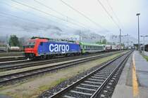 Re 484 001-3 mit einem ROLA aus Italien bei Einfahrt in Domodossola. In der Mitte des Bahnhofs wechselt das Stromsystem von der FS aus das SBB System. Aus diesem Grund sind bei der Lok im Bild momentan alle B�gel unten, 20.04.2013.