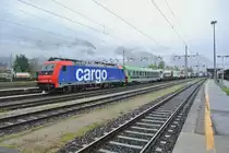 Re 484 001-3 mit einem ROLA aus Italien bei Einfahrt in Domodossola. In der Mitte des Bahnhofs wechselt das Stromsystem von der FS aus das SBB System. Aus diesem Grund sind bei der Lok im Bild momentan alle B�gel unten, 20.04.2013.