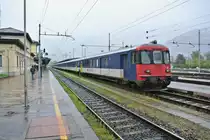 Der nur Samstags verkehrende IR 2819 wird jeweils mit 10 EWI Wagen (2 Pendel zusammengeh�ngt) gef�hrt. Der Grund daf�r ist der Markt in Domodossola (Italien). Der Zug im Bild hat den Bahnhof von Domodossola mit 40 Min. Verp�tung erreicht, und wird in ca. 2 Stunden als IR 2824 zur�ck nach Brig fahren. Vorne im Bild ist der BDt EWI 50 85 82-33 974-4, 20.04.2013.