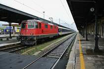 Die Re 4/4 II 11228 warten mit ihrem 10-teiligen EWI Pendel auf die R�ckfahrt als IR 2824 nach Brig, Domodossola, 20.04.2013.