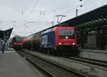 482 043 durchf�hrt mit einem Gaskesselzug am 19. April 2013 den Bahnhof Bamberg Richtung Forchheim.