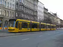 Triebwagen 2006 am 13. April 2013 auf der Linie 6 in Budapest.