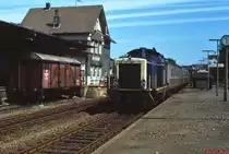 212 285-1 im Mai 1986 mit einem Personenzug im Bahnhof Marienheide. Heute liegt hier nur noch das ganz rechts erkennbare Gleis, auf den restlichen Bahnanlagen befindet sich ein Parkplatz, aber immerhin steht das sch�ne Bahnhofsgeb�ude noch.