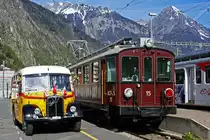 MC: Einmalige Begegnung zwischen dem MC BCe 4/4 15 aus dem Jahre 1909 sowie dem PTT  Schnauzenpostauto  der Marke SAURER mit Jahrgang 1962, auf dem Bahnhofplatz Martigny am 25. April 2009. Beide Fahrzeuge standen an jenem Tag f�r Sonderfahrten im Einsatz. Noch in den Sechzigerjahren geh�rten derartige Szenen zum Alltagsgeschehn. Heute werden die historischen Fahrzeuge der Martigny - Ch�tlard - Bahn durch den Verein Train Nostalgique du Trient (CTNT) betrieben und sehr sorgf�lltig unterhalten.     Foto: Walter Ruetsch  