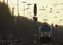 Die Cobra 2820 steht in Aachen-West und wartet auf die Abfahrt nach Belgien mit einem langen gemischten G�terzug aus Osnabr�ck nach Kortenberg-Goederen(B) in der Abendstimmung am 18.4.2013.