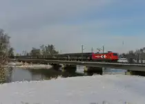 145-CL 012 mit einem Schiebewandwagenzug am 19.01.2013 auf der Isarbr�cke in Plattling.