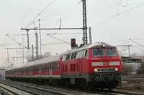 218 385-3 von GB Fernverkehr Standort Nieb�ll zur  kurzfristigen Aushilfe  bei der RBSH auf der KBS 104 vor dem RE 21494 nach L�beck und Kiel am 12.04.2013