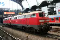 218 342 mit Schwesterlok 218 319 am 20.01.2013 auf Warteposition in Hamburg Hbf.
Beide Loks geh�ren GB Fernverkehr, Standort Nieb�ll.