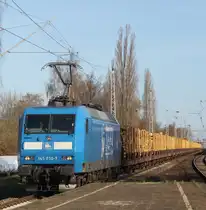 145 030-7 mit Holzzug von Rostock-Bramow nach Stendal-Niederg�rne bei der Durchfahrt im Haltepunkt Rostock-Holbeinplatz.21.04.2013  