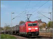 Die 185 282-1 rattert mit einen Kesselwagenganzzug durch Rimburg (�bach Palenberg).
F�r einen sp�ten Samstagnachmittag eher ungew�hnlich.Bildlich festgehalten im April 2013.