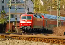 Die 120 207-6 (ex 120 136-7) zieht den RE 9 - Rhein Sieg Express (RSX) Aachen - K�ln - Siegen am 20.04.2013 nun vom Bahnhofes Betzdorf/Sieg weiter in Richtung Siegen.

Die Baureihe 120.2 bildet mit je f�nf neuen Doppelstockwagen jeweils einen Wendezug wegen der erh�hten fahrdynamischen Werte (f�nf statt bisher vier Wagen) wurden hierf�r im Jahre 2007 erstmals f�nf Loks dieser Baureihe mit einem Nahverkehrspaket (Zugzielanzeiger, Zugabfertigungssystem, Server u. a.) ausger�stet und in die Baureihe 120.2 mit neuer, fortlaufender Ordnungsnummer (201 bis 205) eingereiht, diese sind in Rostock beheimatet f�r den Hanse-Express. Mit maximal 160 km/h befahren sie die Strecken.

Ende 2010 wurden weitere drei Maschinen mit den neuen Ordnungsnummern 120 206 bis 208 (ehemals 120 136, 139, 117) an DB Regio Rheinland abgegeben. Sie werden in Nordrhein-Westfalen auf dem Rhein-Sieg-Express eingesetzt, mittlerweile durch DB Regio NRW. Diese bilden mit je sechs neuen Doppelstockwagen einen Wendezug (anstatt bisher f�nf Wagen.
