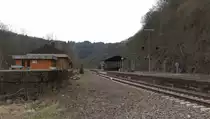 Der Bahnhof Heimbach/Nahe - Vier Z�ge kann man hier in Heimbach/Nahe innerhalb von 30 Minuten erleben. Planm��igen G�terverkehr gibt es auf der Strecke von T�rkism�hle bis Bad Kreuznach nicht mehr. Vier Gleise gibt es noch in Heimbach. Zwei der Hauptstrecke Bingen - Saarbr�cken und zwei f�r die Abstellung und Umfahrung von Milit�rz�gen nach Baumholder. Die Strecke nach Baumholder zweigt hier vor dem J�hrodter Tunnel ab.
Von der Gr��e der Anlage d�rften es aber fr�her bis zu sieben Gleisen gewesen sein.
KBS 680 - Bahnstrecke 3511 Bingen (Bingerbr�ck) - Saarbr�cken.
18.04.2013
