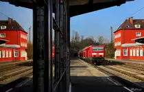 Spieglein, Spieglein...

Der 4. April 2013 war einer der ersten Tage seit langem, an dem sich endlich wieder einmal die Sonne am Himmel zeigte. Deshalb ging es fr�h morgens los. Das erste Ziel sollte der Wiehrebahnhof in Freiburg sein. Das Bahnhofsgeb�ude wurde erst vor nicht allzu langer Zeit renoviert und erstalt seither in einem leuchteten rot. Leider ist Graffiti auch hier ein gro�es Problem, trotz Video�berwachung. Bis auf die drei Glasscheiben der Unterf�hrung, in denen sich das Geb�ude spiegelt, ist die �berdachung komplet mit Graffiti verschmiert. Nichtsdestotrotz verstr�mt der erste Bahnhof nach Freiburg HBF in Richtung H�llental noch Bundesbahnflair. 
Hier ist 143 145 mit ihrem morgendlichen RB von Freiburg nach Seebrugg unterwegs. 