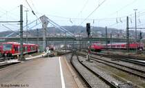 Blick auf den n�rdlichen WEichenbereich von Ulm Hbf am 5.4.13, links 650 023 und in der Mitte 185 672.