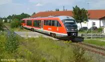642 112 auf dem Bahn�bergang der N�rnberger Stra�e 14 Jahre nach Bild 681516. Im Hintergrund sieht man am linken Bildrand einen ICE auf der Hauptstrecke W�rzburg-Ansbach-Treuchtlingen.