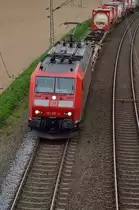 Die Steigung bei Noithausen erklimmend kommt die 185 167-4 mit einem KLV gen M�nchengladbach gefahren, ich habe den Zug von der L116 herunter fotografiert. 21.4.2013