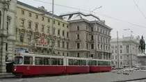 Wagen 4031 der Wiener Linien als Tram D (Hauptbahnhof-Nu�dorf) in Wien Schwarzenbergplatz (Mitte).(25.3.2013)