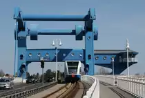 21.4.2013 Wolgast. UBB �berf�hrt die Hubbr�cke Richtung Heringsdorf