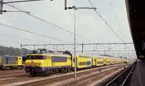 Am 15.7.89 steht die NS Elektrolok 1603 im Bahnhof Rosendaal vor einem
langen Doppelstockzug.